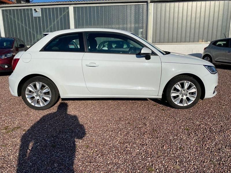 Gebraucht Audi A1 Attraction 90 PS (66 kW) 2015 Weiß Kleinwagen