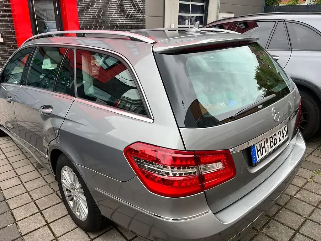 Gebraucht Mercedes E220 Elegance 170 PS (125 kW) 2011 Schwarz Limousine
