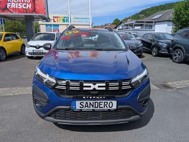 Gebraucht Dacia Sandero Essentiel 101 PS (74 kW) 2024 Blau (stahlblau) Kleinwagen