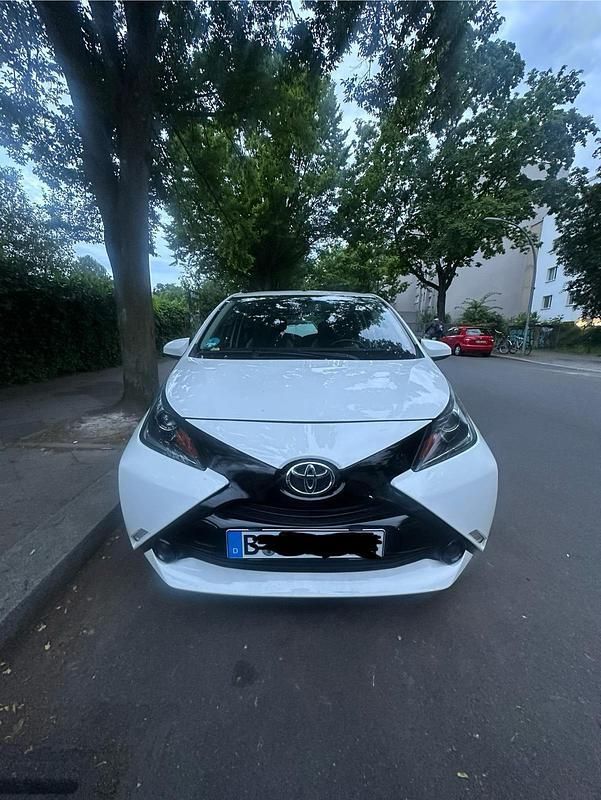 Weiß Gebraucht 2015 Toyota Aygo Kleinwagen | 5.800 € (Superpreis) - Bild 1/4
