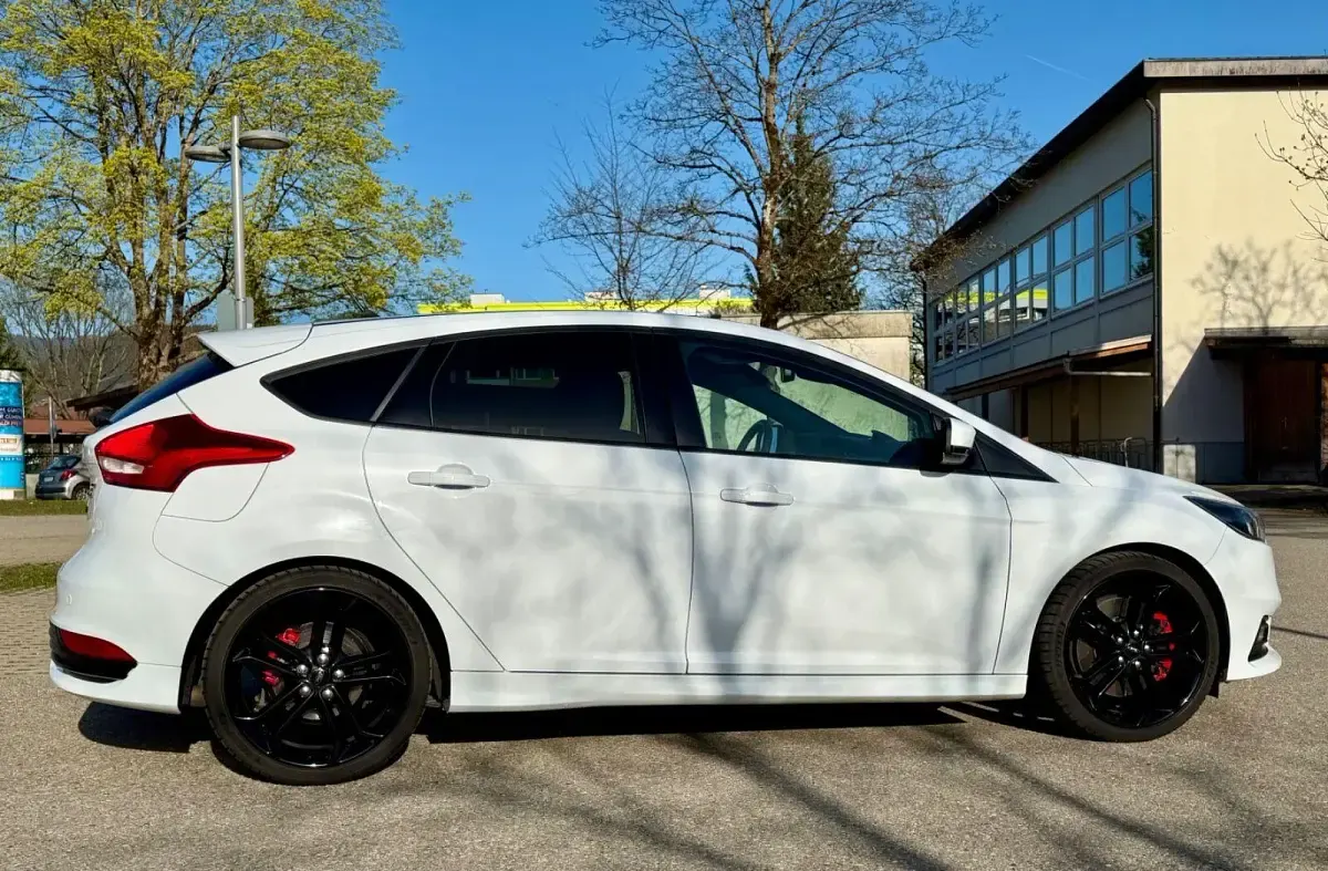 Gebraucht Ford Focus Performance Edition 250 PS (183 kW) 2018 Weiß Limousine