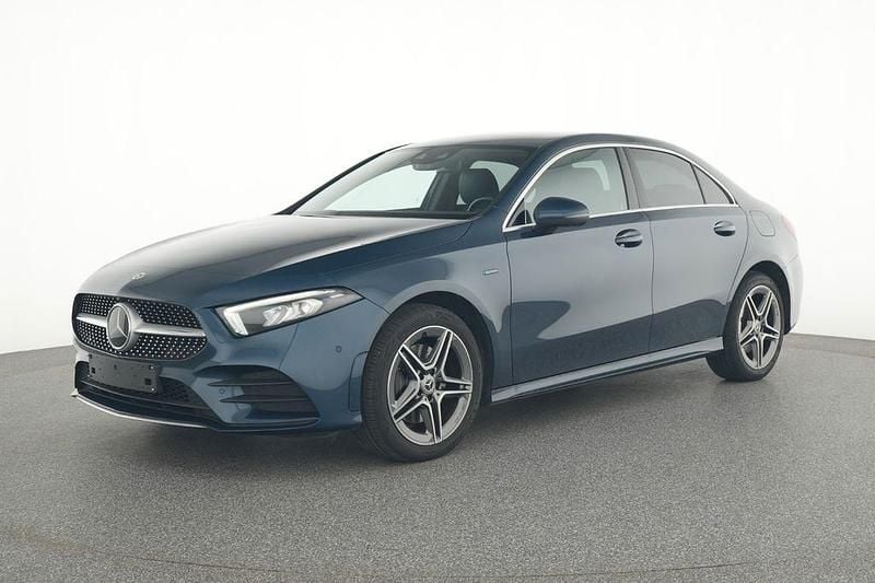 Blau Gebraucht 2021 Mercedes A250 AMG line Limousine | 26.950 € (Fairer Preis) - Bild 1/4