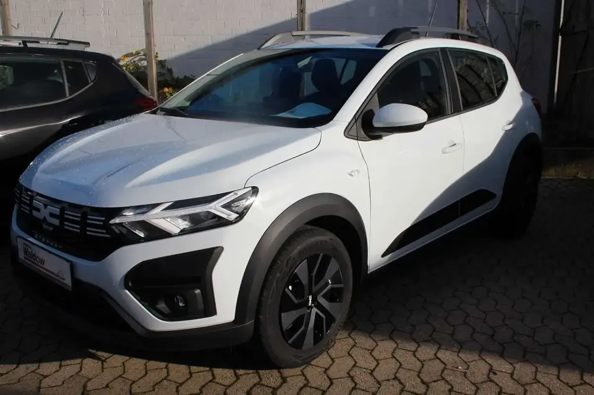 Używany Dacia Sandero Expression 91 KM (66 kW) 2024 Biały Hatchback