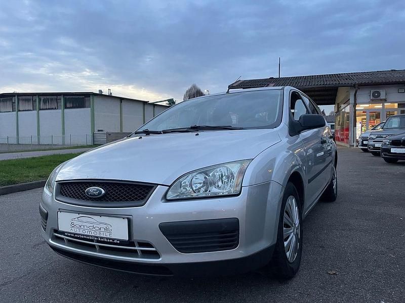 Silber Gebraucht 2005 Ford Focus Trend Limousine | 2.450 € - Bild 1/4
