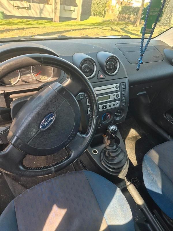 Gebraucht Ford Fiesta 60 PS (44 kW) 2004 Grau Kleinwagen