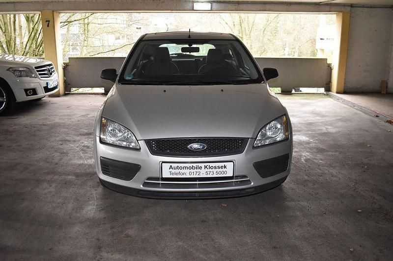 Gebraucht Ford Focus Trend 101 PS (74 kW) 2006 Silber Limousine