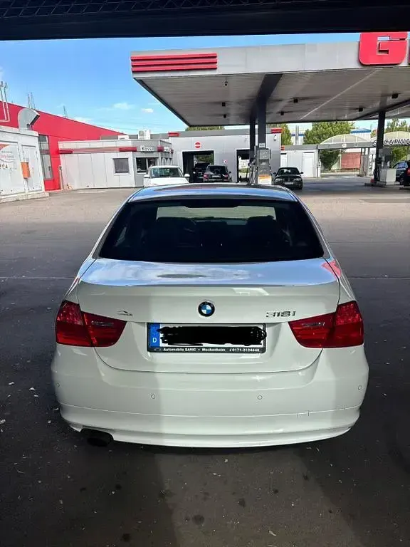 Gebraucht BMW 318 144 PS (105 kW) 2011 Weiß Limousine