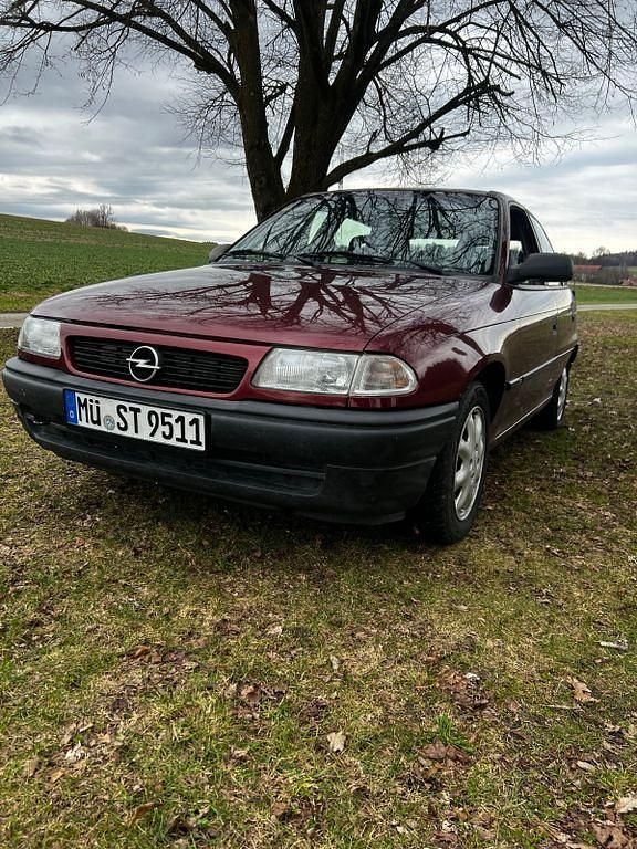 Second-hand Opel Astra 60 CP (44 kW) 1995 Roșu Berlinǎ