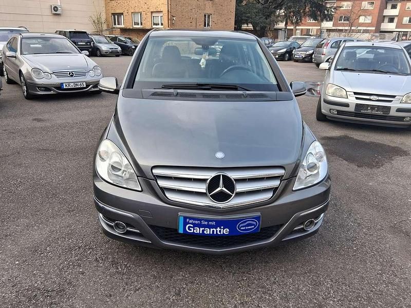 Grau Gebraucht 2010 Mercedes B180 Van / Kleinbus | 4.780 € (Fairer Preis) - Bild 1/4