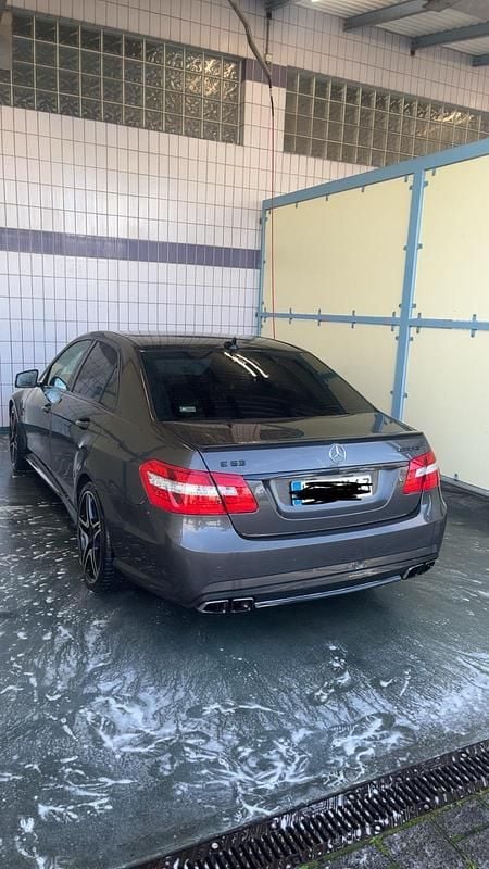 Grau Gebraucht 2011 Mercedes E63 AMG AMG Limousine | 23.000 € - Bild 1/4