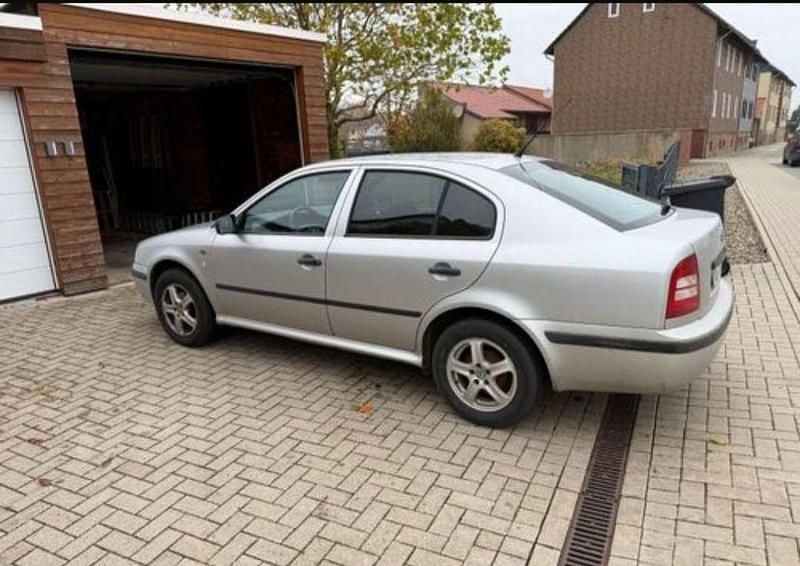 Grau Gebraucht 2003 Skoda Octavia Classic Limousine | 1.650 € (Fairer Preis) - Bild 1/4