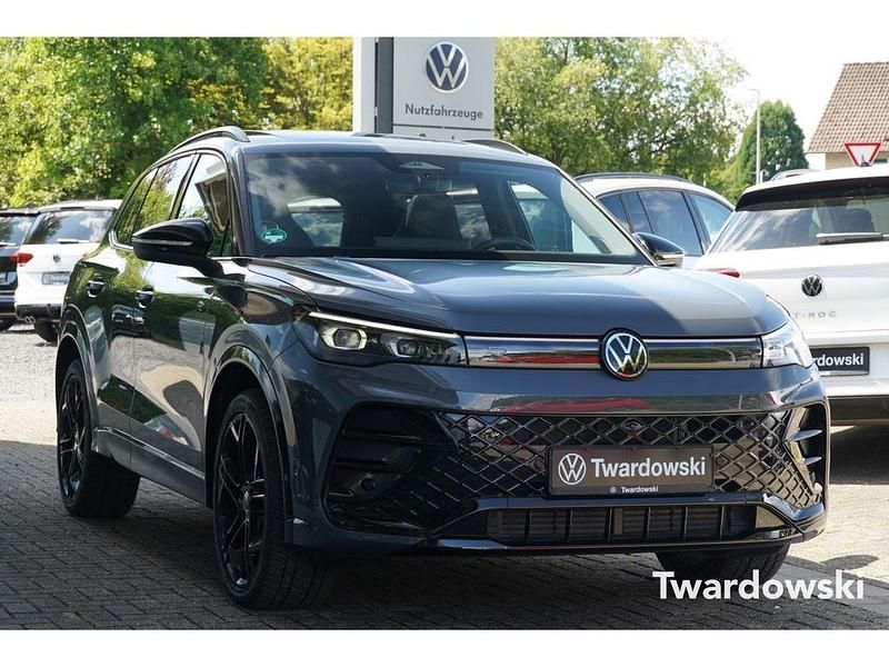 Delfingrau metallic Gebraucht 2024 VW Tiguan R-line SUV | 43.990 € (Teuer) - Bild 1/4
