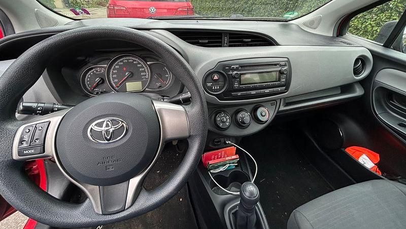 Gebraucht Toyota Yaris 69 PS (50 kW) 2015 Rot Kleinwagen