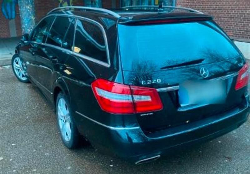 Gebraucht Mercedes E220 170 PS (125 kW) 2011 Schwarz Kleinwagen