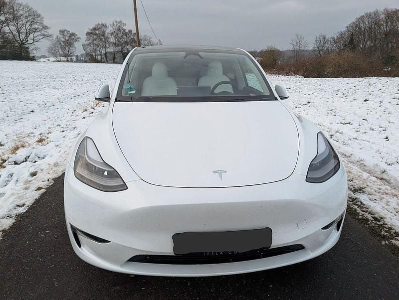 Weiß Gebraucht 2024 Tesla Model Y SUV | 39.900 € (Guter Preis) - Bild 1/4