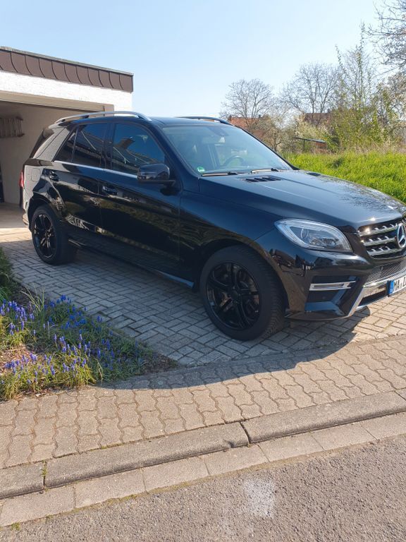 Schwarz Gebraucht 2015 Mercedes ML350 AMG SUV | 23.500 € (Fairer Preis) - Bild 1/4
