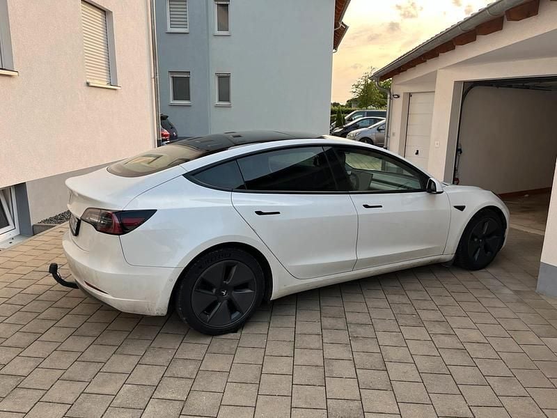 Weiß Gebraucht 2021 Tesla Model 3 Standard Range Plus Limousine | 20.000 € (Guter Preis) - Bild 1/1