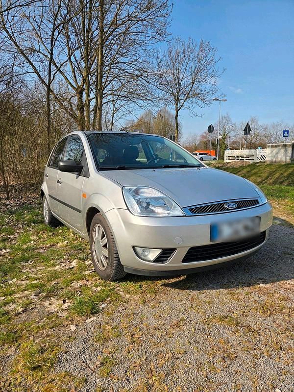 Gebraucht Ford Fiesta Ghia 100 PS (73 kW) 2005 Silber Kleinwagen