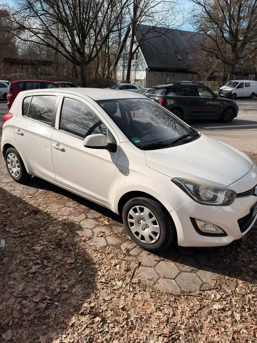 Gebraucht Hyundai i20 84 PS (61 kW) 2013 Weiß Kleinwagen