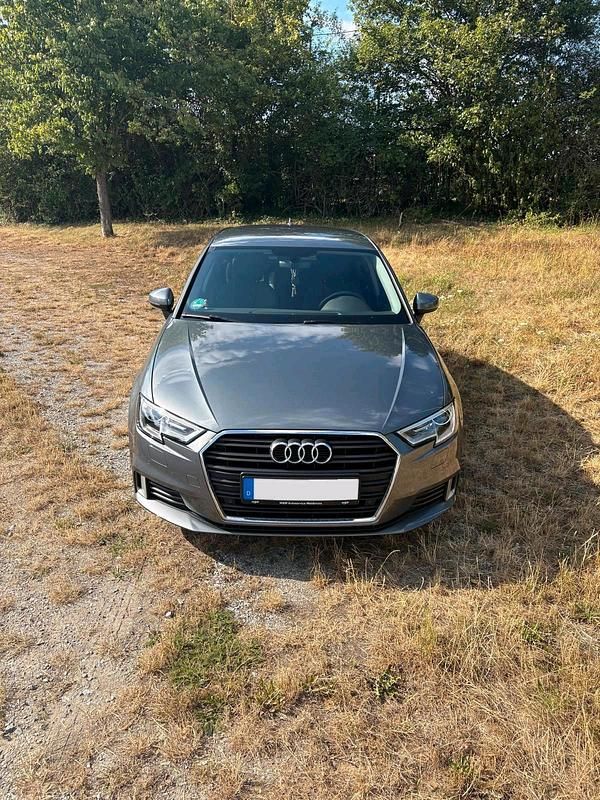 Gebraucht Audi A3 Comfort 116 PS (85 kW) 2018 Grau Limousine