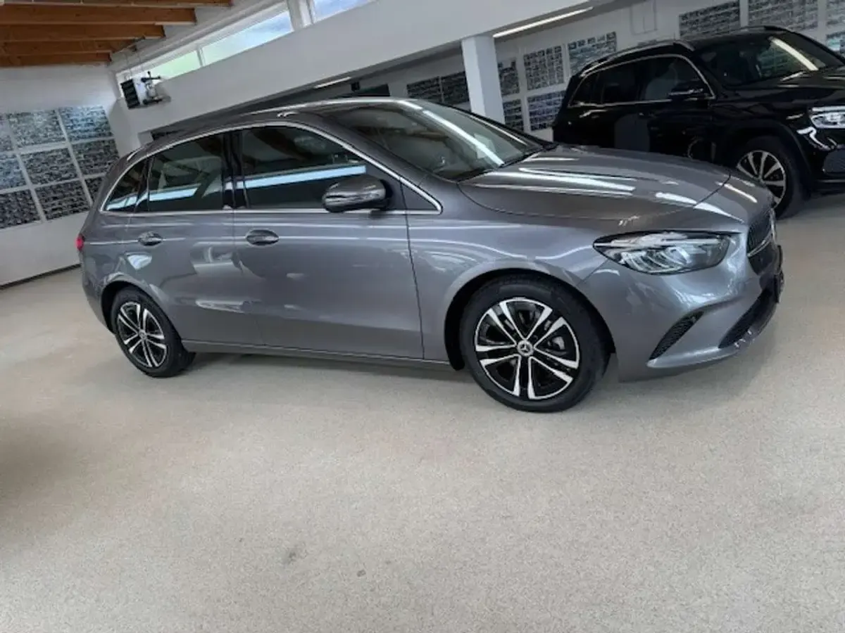 Gebraucht Mercedes B180 Advanced 136 PS (100 kW) 2024 Mountaingrau metallic Kleinwagen