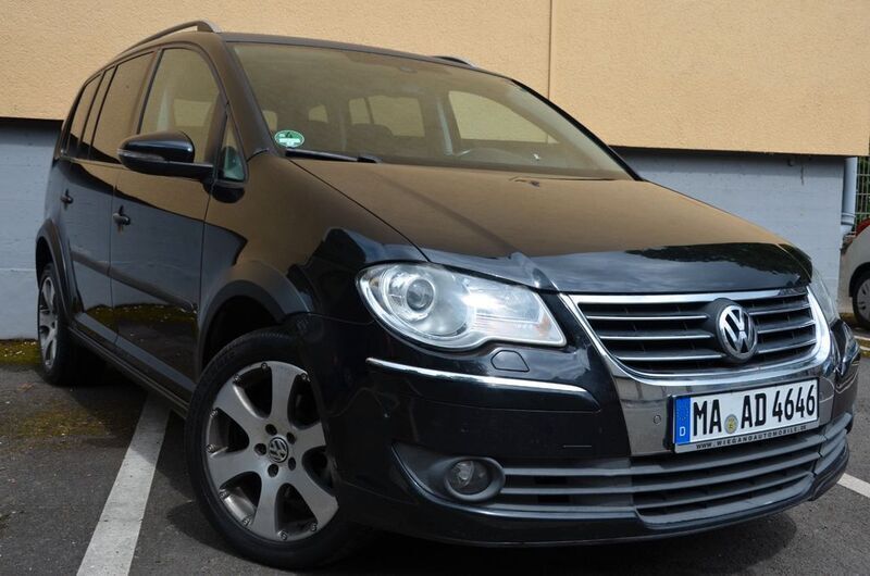 Schwarz Gebraucht 2010 VW Touran Highline Van / Kleinbus | 5.790 € (Superpreis) - Bild 1/4