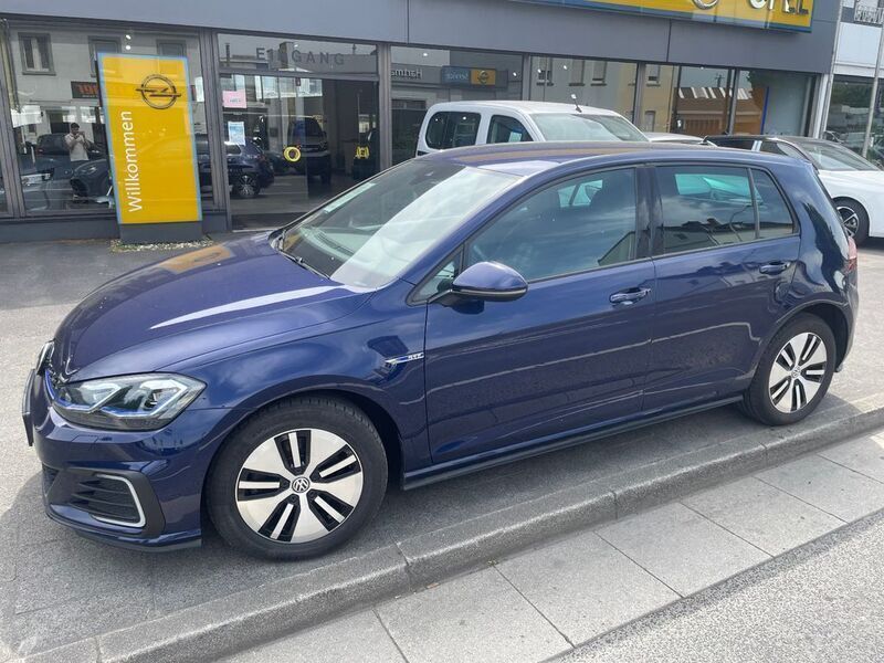 Blau Gebraucht 2017 VW Golf VII GTE Limousine | 18.950 € (Etwas zu teuer) - Bild 1/4