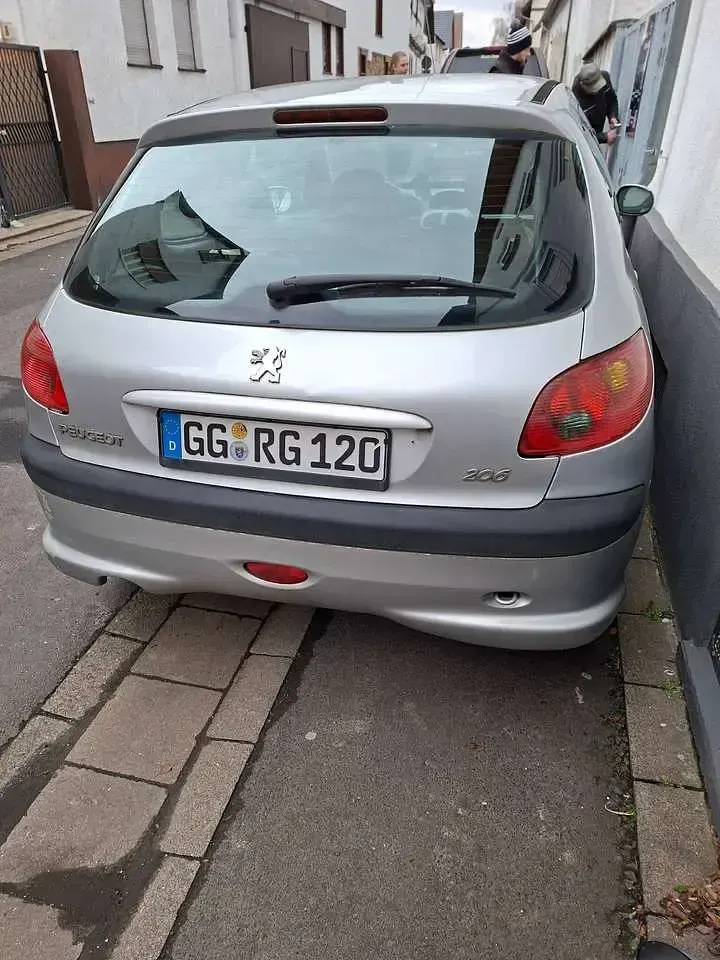 Gebraucht Peugeot 206 88 PS (64 kW) 2005 Silber Limousine