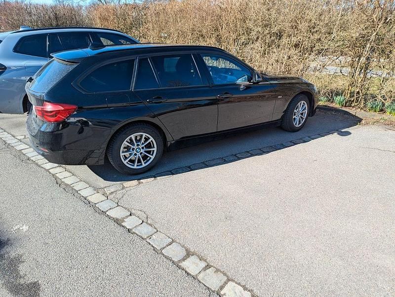 Schwarz Gebraucht 2016 BMW 320 Sport Line Kombi | 12.500 € (Superpreis) - Bild 1/4
