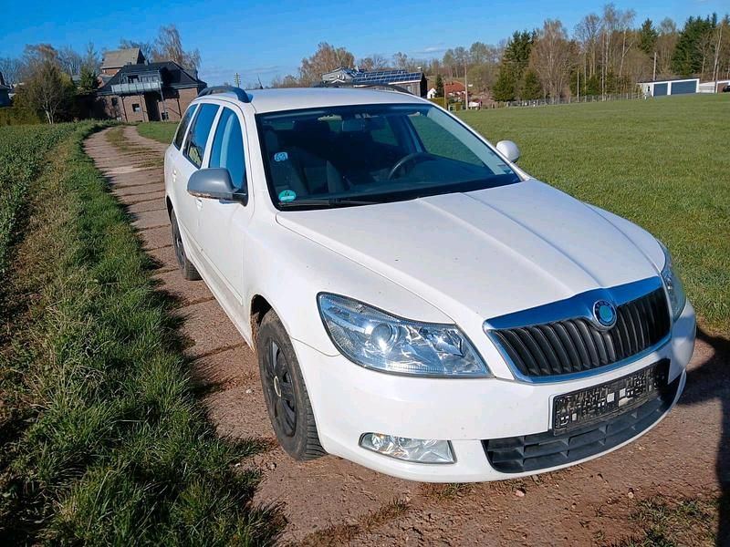 Gebraucht Skoda Octavia 105 PS (77 kW) 2011 Weiß Kombi