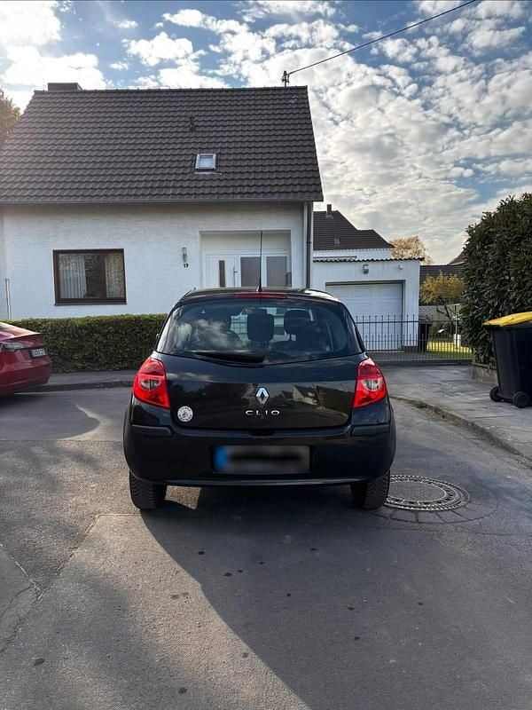Second-hand Renault Clio II 75 CP (55 kW) 2009 Negru Berlinǎ