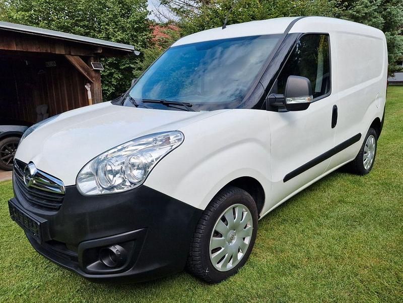 Weiß Gebraucht 2017 Opel Combo Van / Kleinbus | 7.990 € (Fairer Preis) - Bild 1/4
