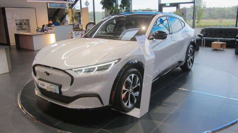 Space white Gebraucht 2024 Ford Mustang Mach-E Premium SUV | 54.990 € (Teuer) - Bild 1/4