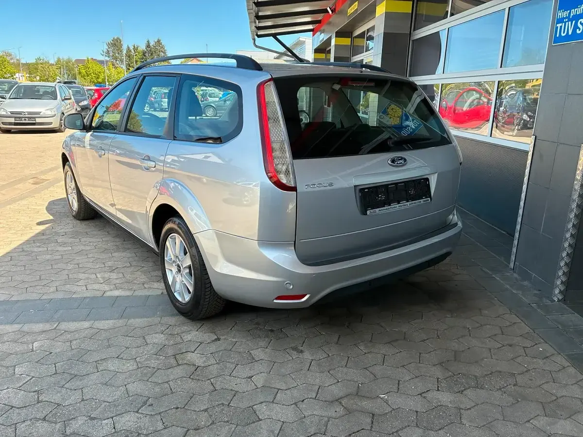 Używany Ford Focus 100 KM (73 kW) 2010 Srebrny Kombi