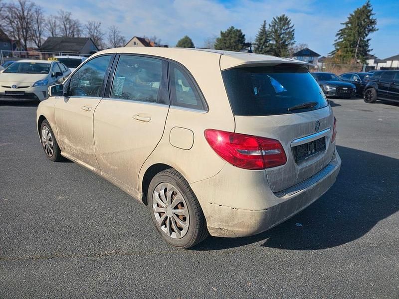 Gebraucht Mercedes B180 109 PS (80 kW) 2013 Gelb Van / Kleinbus