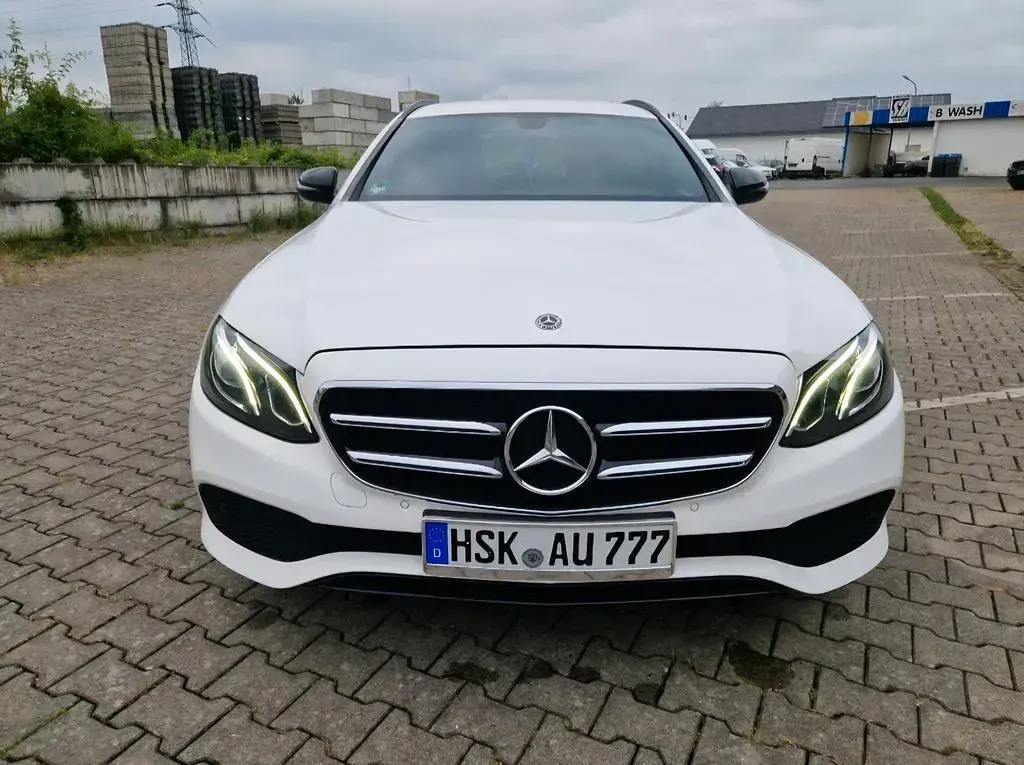 Gebraucht Mercedes E200 Avantgarde 150 PS (110 kW) 2017 Weiß Limousine