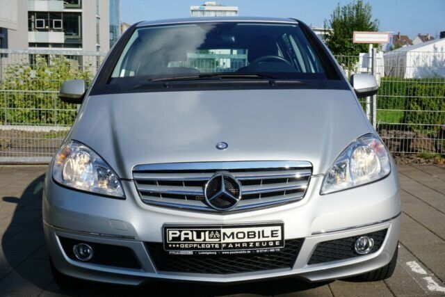 Gebraucht Mercedes A180 Avantgarde 116 PS (85 kW) 2012 Silber metallic Limousine