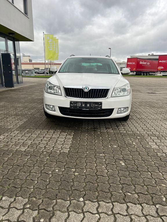 Weiß Gebraucht 2012 Skoda Octavia Best of Kombi | 4.800 € (Fairer Preis) - Bild 1/4