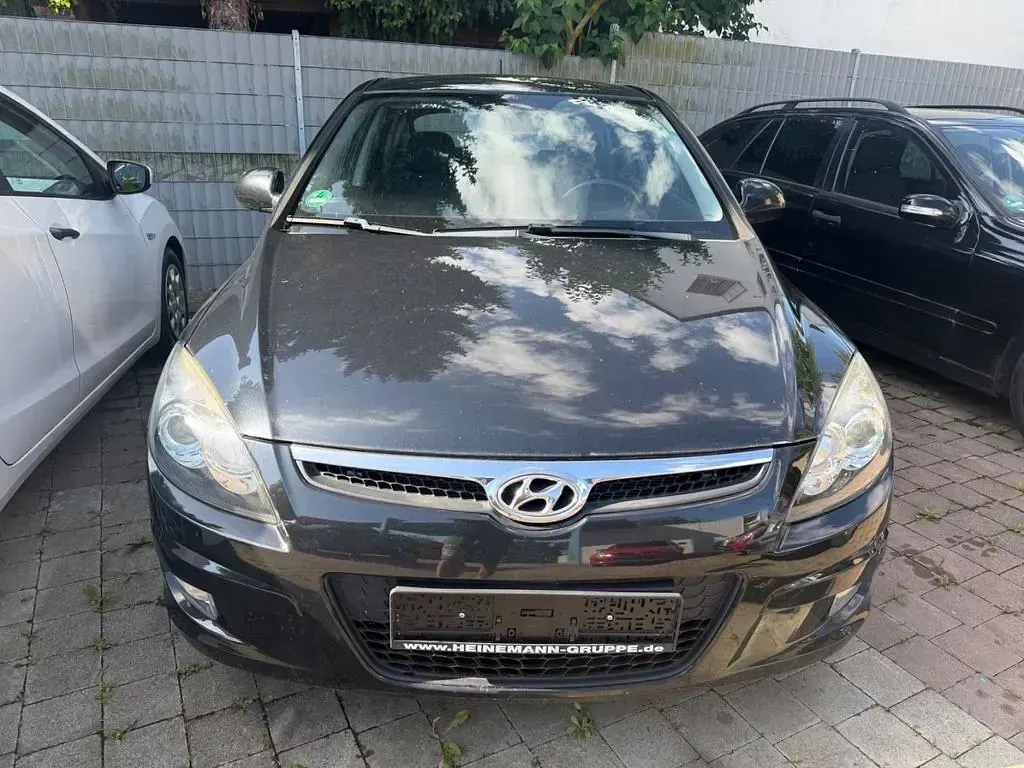 Gebraucht Hyundai i30 105 PS (77 kW) 2010 Schwarz Limousine