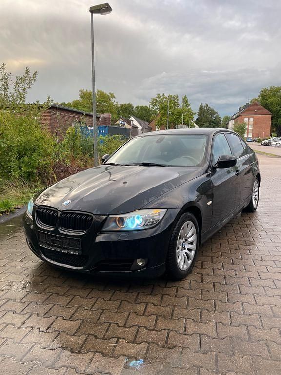 Schwarz Gebraucht 2011 BMW 320 Lifestyle Limousine | 4.990 € (Guter Preis) - Bild 1/4