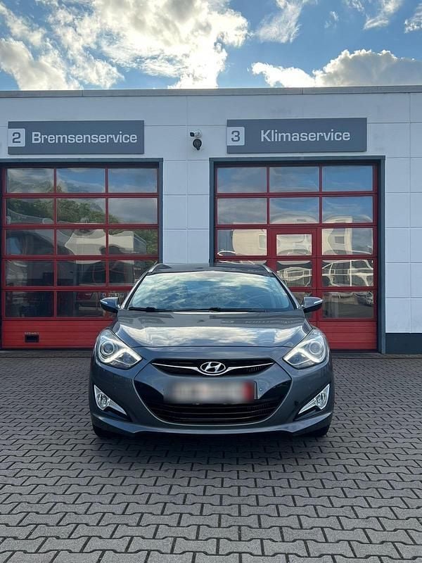 Grau Gebraucht 2011 Hyundai i40 Kombi | 5.950 € (Guter Preis) - Bild 1/4