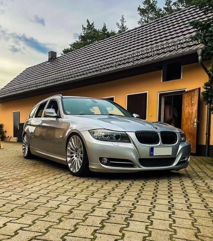 Silber Gebraucht 2012 BMW 320 Exclusive Kombi | 12.500 € (Fairer Preis) - Bild 1/4