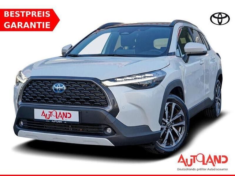 Weiss (metallic) Gebraucht 2024 Toyota Corolla Team SUV | 32.990 € (Teuer) - Bild 1/4