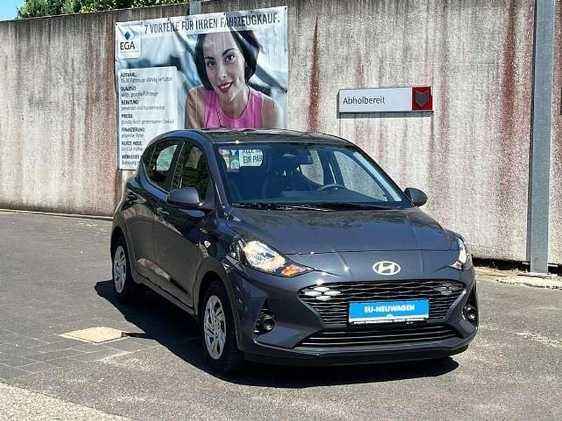 Grau Neu 2025 Hyundai i10 Comfort Kleinwagen | 17.740 € (Fairer Preis) - Bild 1/4