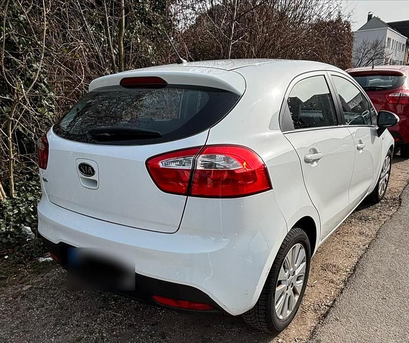 Gebraucht Kia Rio 109 PS (80 kW) 2011 Weiß Limousine