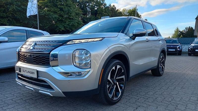 Silber Gebraucht 2022 Mitsubishi Outlander SUV | 33.990 € - Bild 1/4
