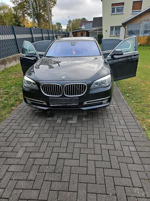 Schwarz Gebraucht 2013 BMW 730 Limousine | 12.500 € (Fairer Preis) - Bild 1/4
