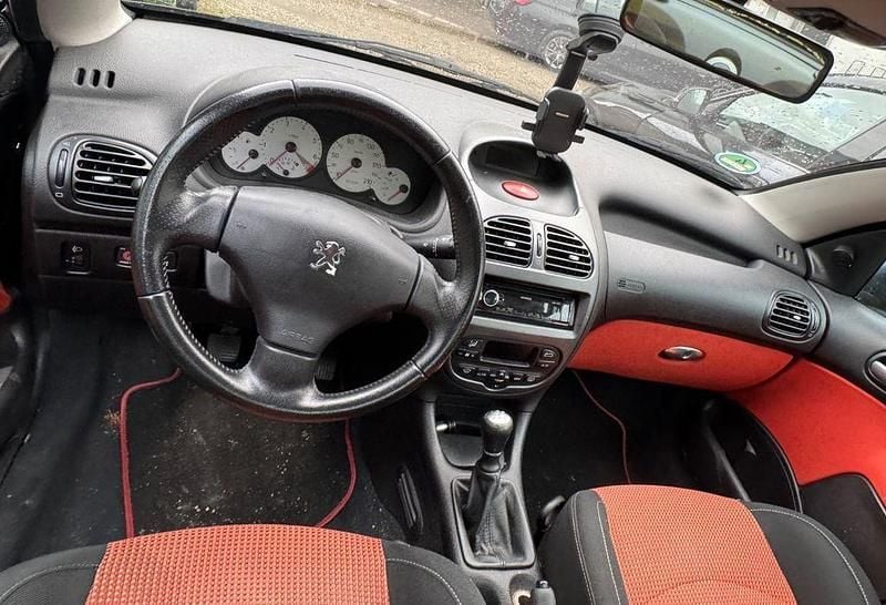 Gebraucht Peugeot 206 CC 109 PS (80 kW) 2004 Schwarz Cabrio