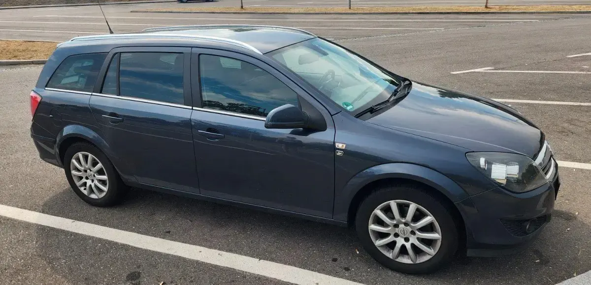 Gebraucht Opel Astra Edition 116 PS (85 kW) 2010 Grau Limousine