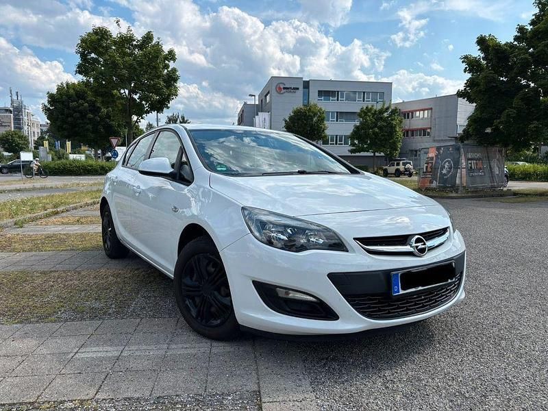 Weiß Gebraucht 2013 Opel Astra Selection Limousine | 5.900 € (Fairer Preis) - Bild 1/4